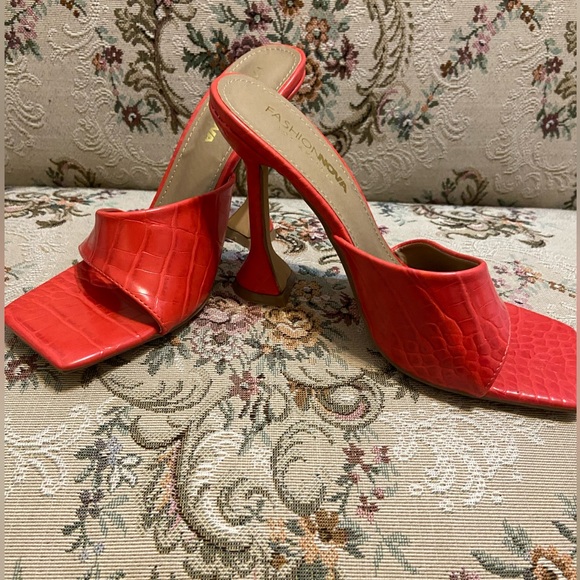 FASHION-NOVA slip-on mules😍 - Picture 4 of 5